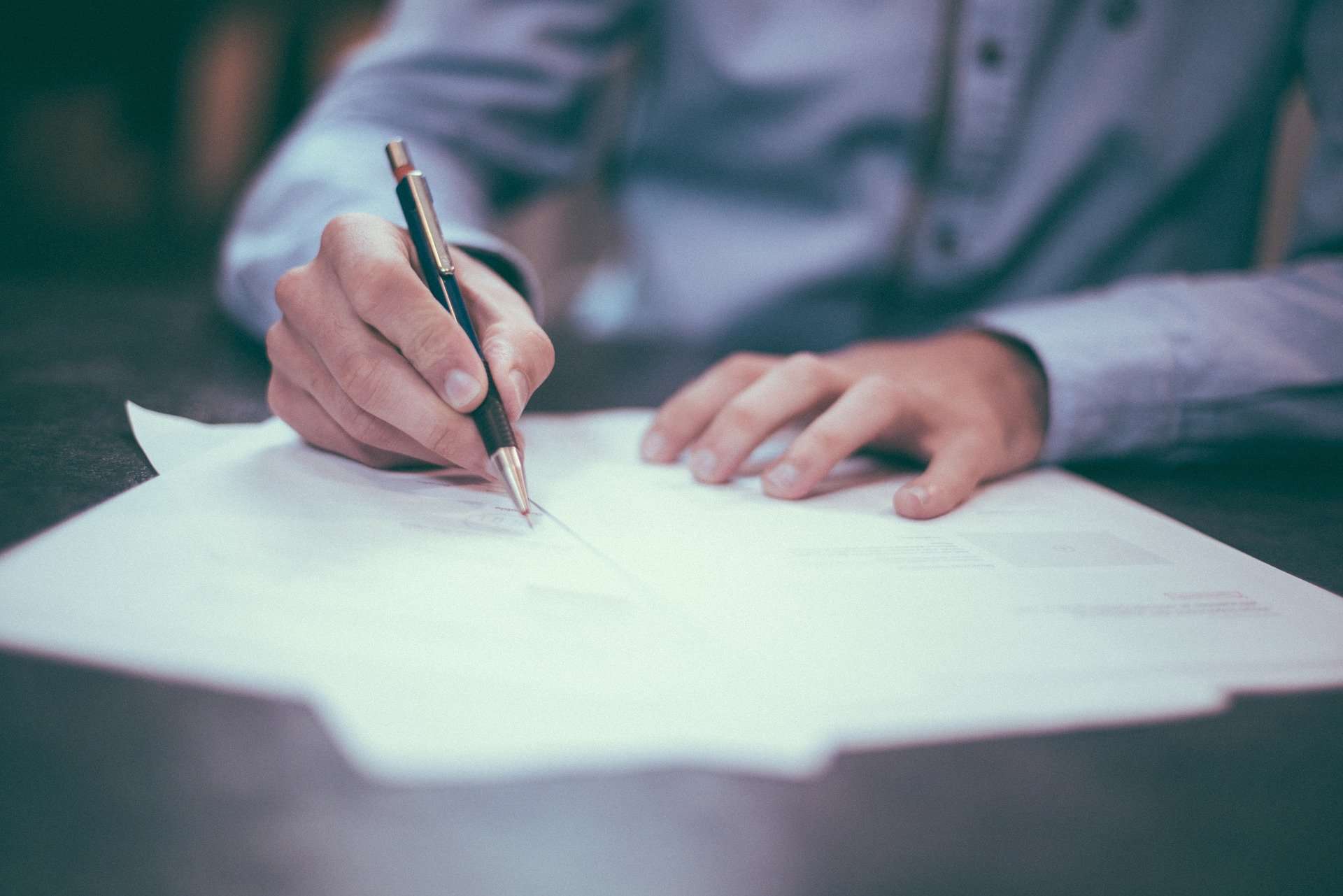 L’Impôt sur la Fortune Immobilière (IFI): Comprendre les Abattements et le Patrimoine Immobilier Professionnel
